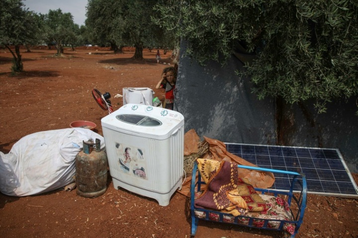 Made homeless by war, Syrians sell furniture to survive - 1