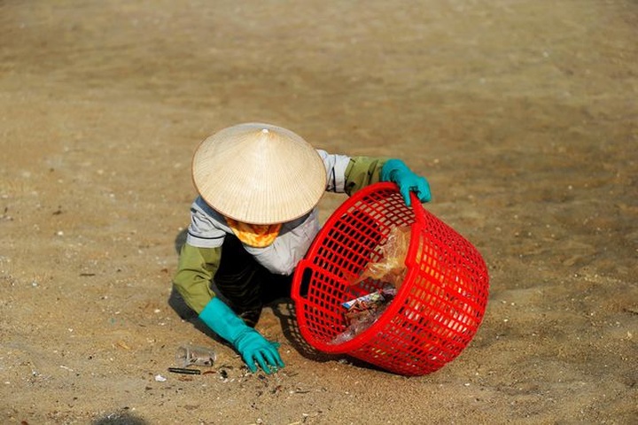 Sanitation workers battle rubbish in Ha Long Bay - 1