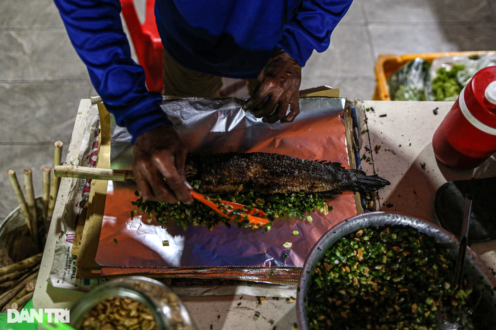 Grilled snakehead fish street busy for God of Wealth Day - 9 Grilled snakehead fish street busy for God of Wealth Day - 9