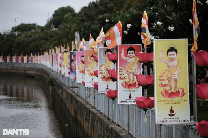 HCM City decorated to mark Buddha's birthday - 4 HCM City decorated to mark Buddha's birthday - 4