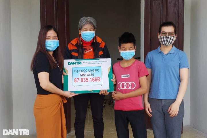 Poor boy receives support to take care of mentally-ill mother - 1