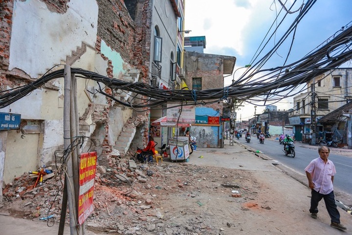 Spider webs’ plague on Hanoi streets - 3