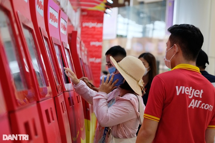 Noi Bai International Airport crowded ahead of national holiday - 7
