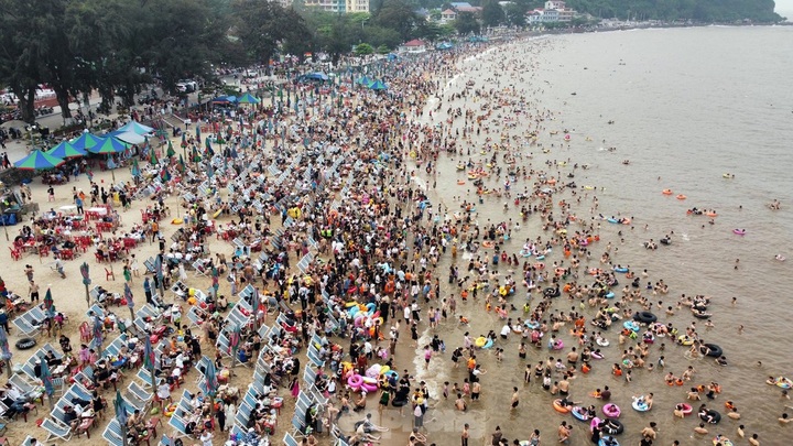 Haiphong beaches jammed with visitors - 1