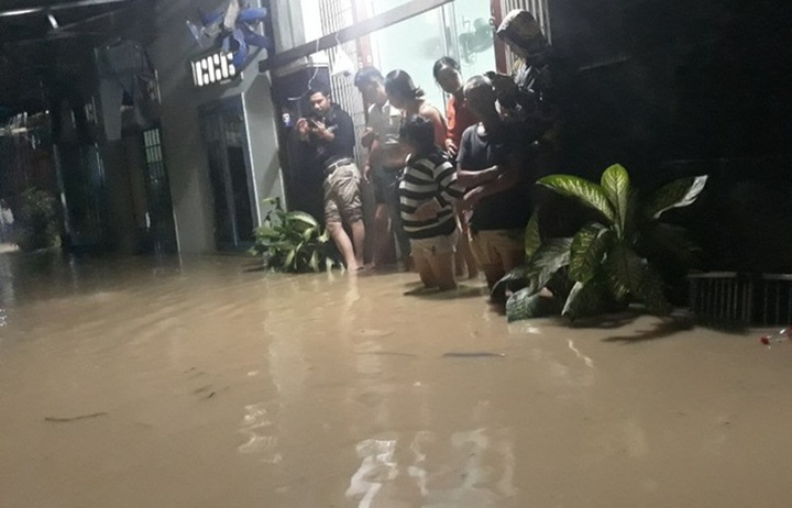 Hundreds of households evacuated as flood rose in Binh Dinh - 1