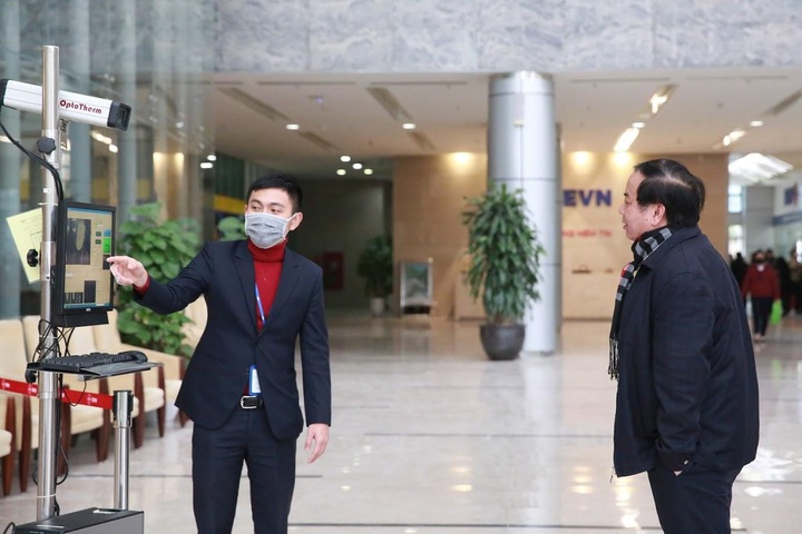 Hanoi buildings tighten control over coronavirus prevention - 11