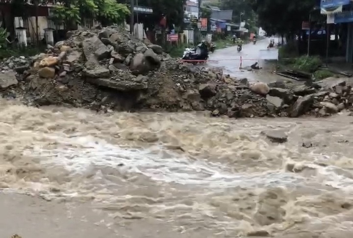 Northern mountainous roads suffer serious landslides - 1 Northern mountainous roads suffer serious landslides - 1