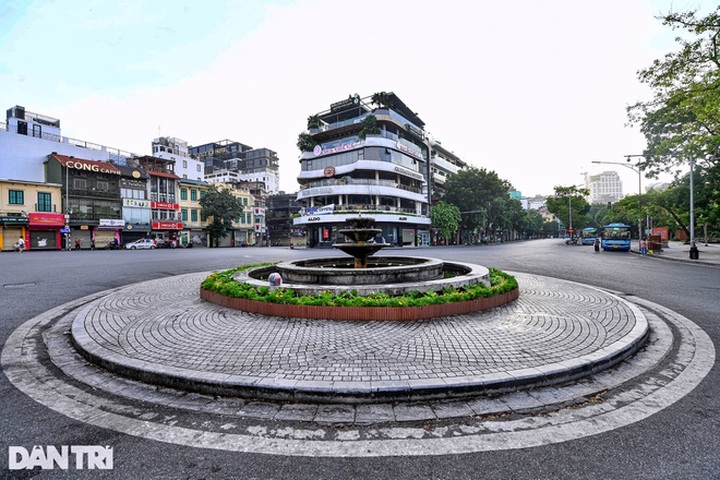 Hanoi imposes 15-day social distancing measures - 1