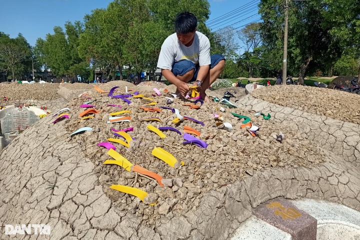 Grave-visiting festival celebrated - 4 Grave-visiting festival celebrated - 4
