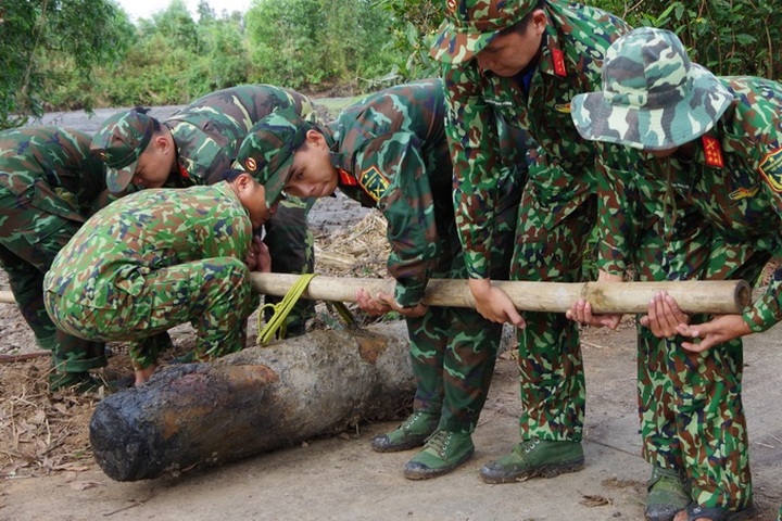 Large bomb found in Ca Mau shrimp farm - 1