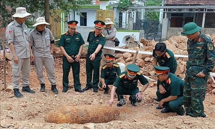 Wartime bomb safely detonated in Quang Binh - 1