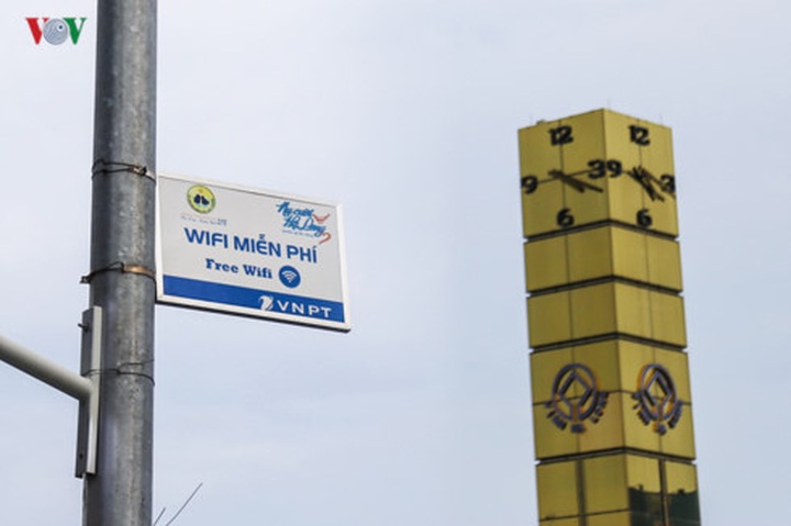 Quang Ninh aims to develop smart tourism features to better serve visitors - 1