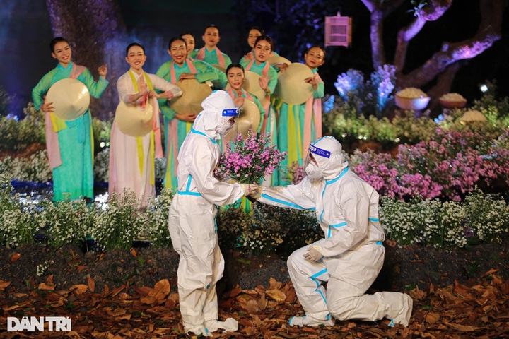 Mass wedding held for HCM City hospital’s couples - 14