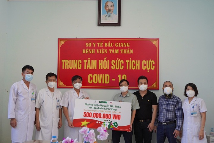 Dantri transfers donations to frontline workers in Bac Giang and Bac Ninh - 1