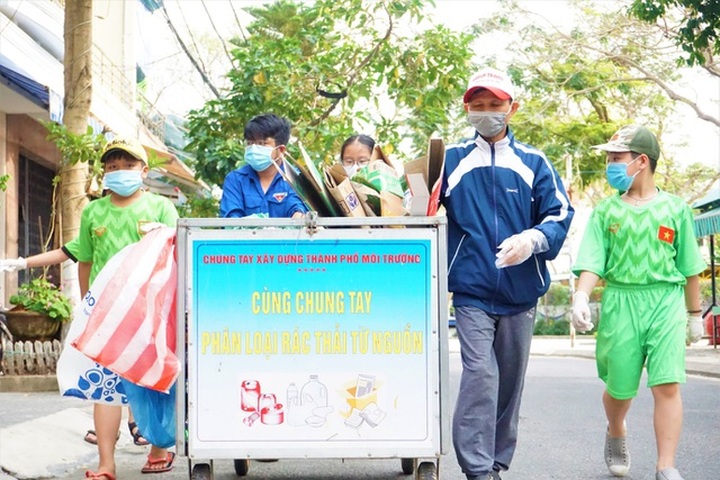 Children group helps keep Danang clean - 1