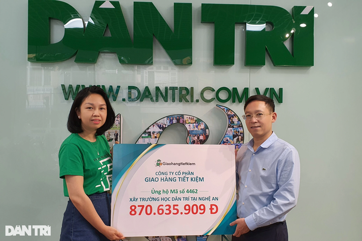 Poor students in remote Nghe An receive support - 1