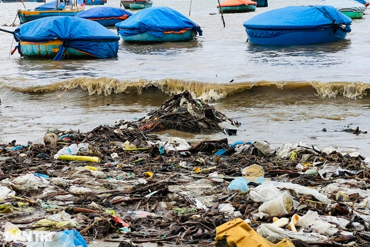 Quang Ngai beach blanketed by rubbish - 1 Quang Ngai beach blanketed by rubbish - 1