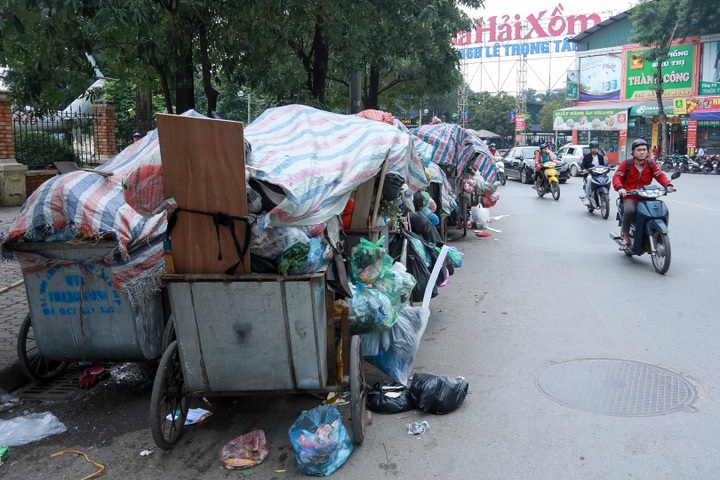 Slow compensation annoys residents living near Hanoi dump - 4