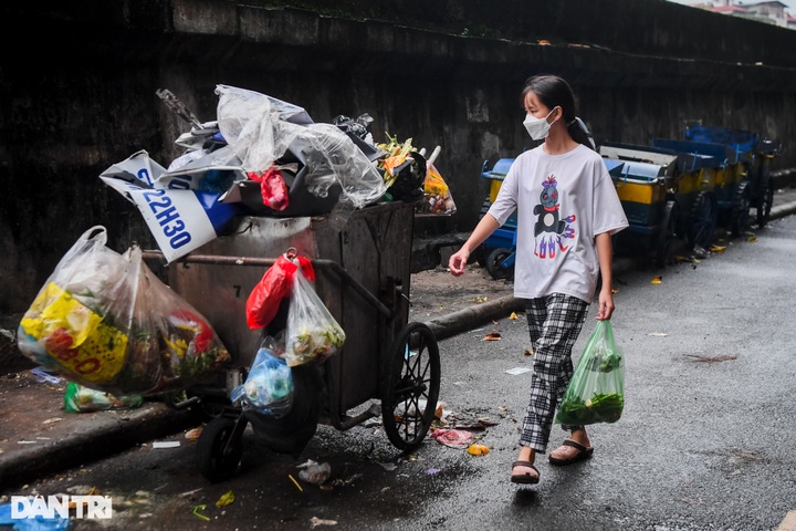 Rubbish piles up on Hanoi streets - 2 Rubbish piles up on Hanoi streets - 2