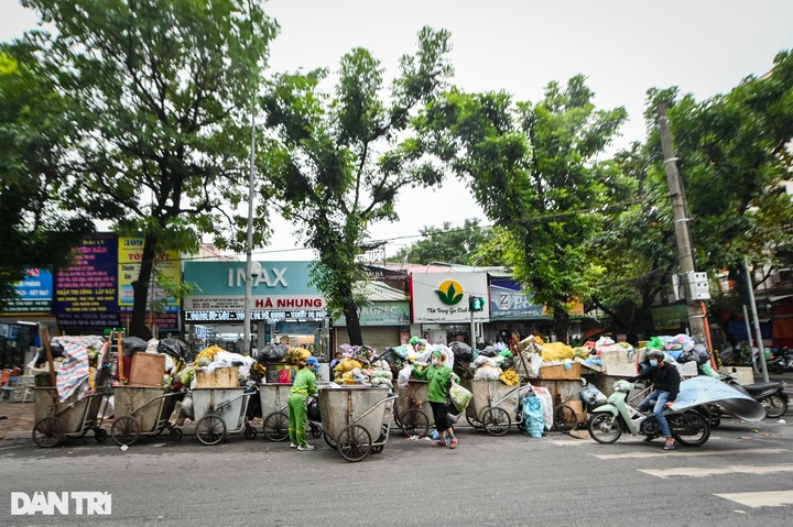 Rubbish piles up on Hanoi streets - 3 Rubbish piles up on Hanoi streets - 3