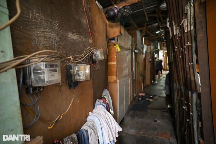 Life in ramshackle houses along HCM City canal - 2 Life in ramshackle houses along HCM City canal - 2