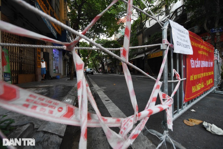 Hanoi Old Quarter covered by multiple Covid-19 check-points - 2