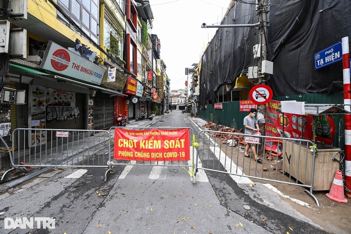 Hanoi Old Quarter covered by multiple Covid-19 check-points - 5