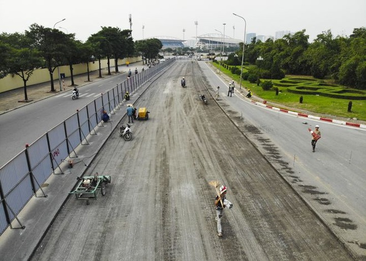More Hanoi streets being fenced for F1 racetrack construction - 2