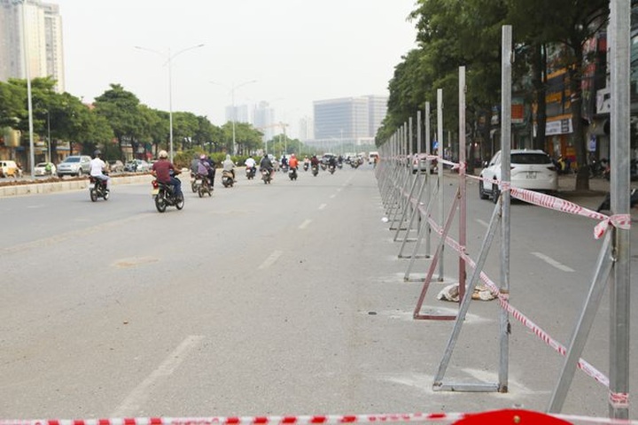 More Hanoi streets being fenced for F1 racetrack construction - 3