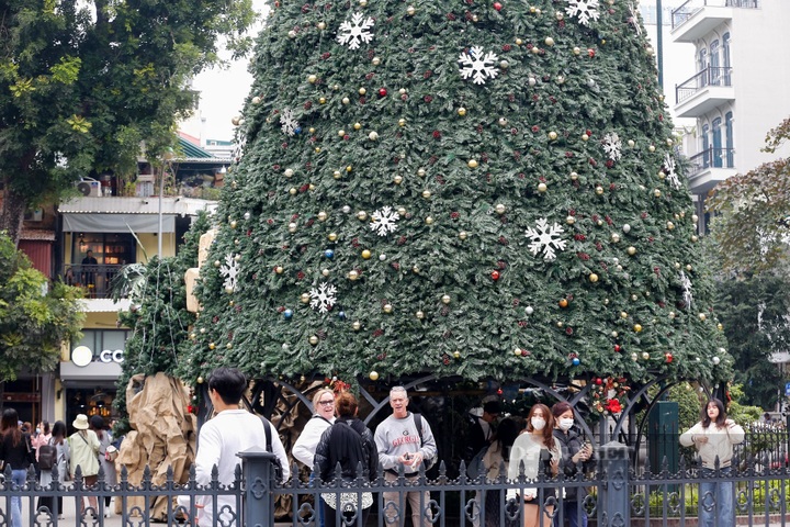 Hanoi church changes “coat” for Christmas - 7 Hanoi church changes “coat” for Christmas - 7