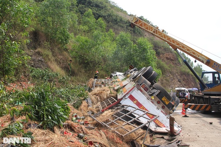Four killed, five injured in Phu Yen truck accident - 1