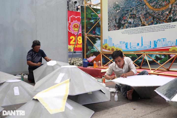 HCMC streets decorated for National Day celebration - 8