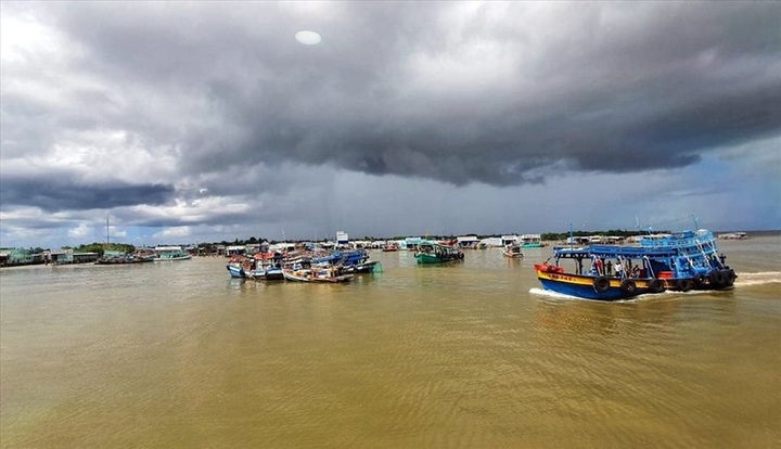 Eight sailors caught in Ca Mau illegally re-entering Vietnam - 1
