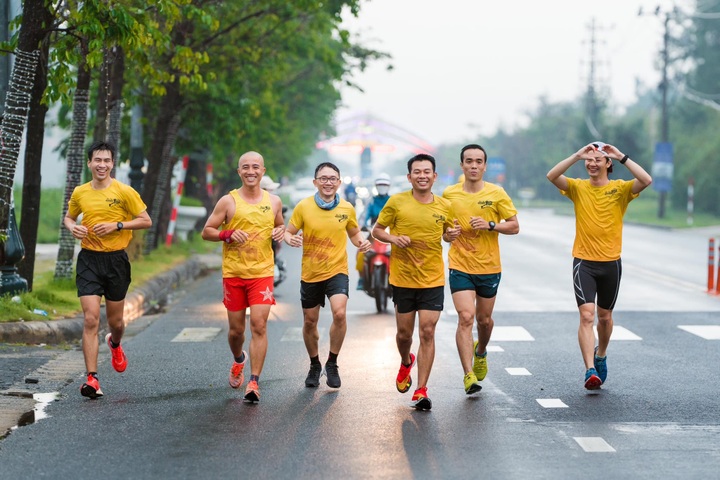 Hoi An man runs 30 kilometres to propose to his girlfriend - 1