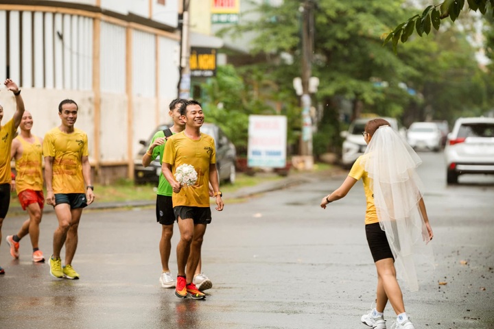 Hoi An man runs 30 kilometres to propose to his girlfriend - 5