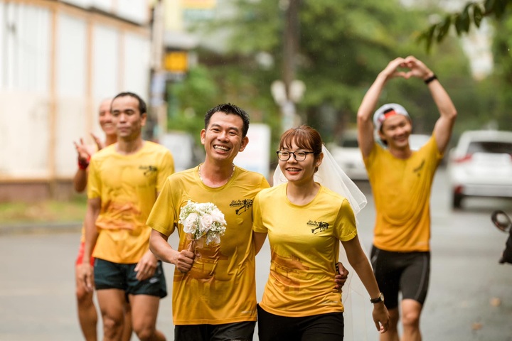 Hoi An man runs 30 kilometres to propose to his girlfriend - 7