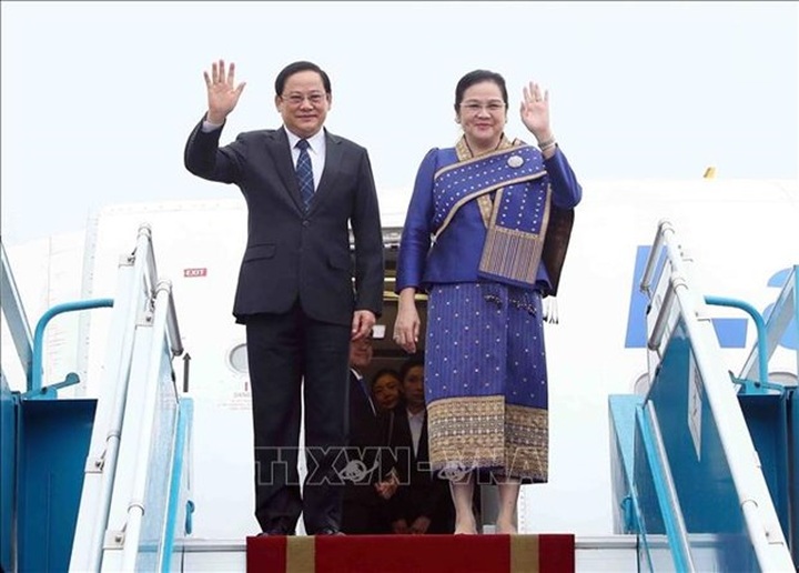 Lao PM arrives in Hanoi, begining official visit to Vietnam - 1