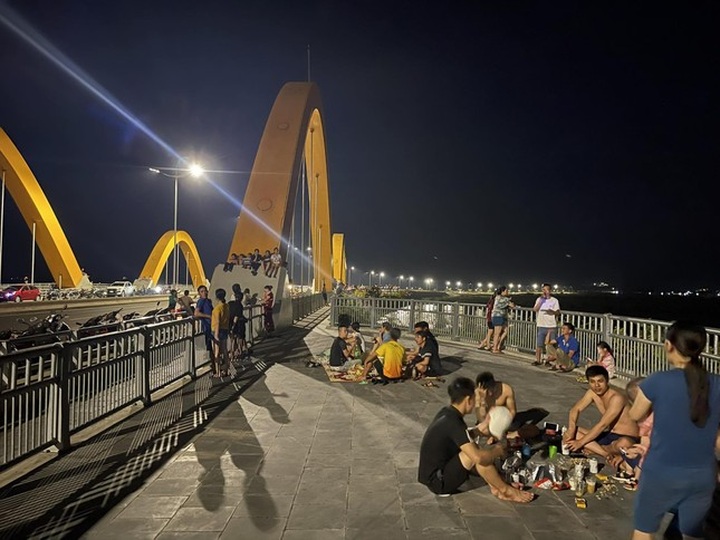 Ha Long tourists struggle due to power cuts - 1