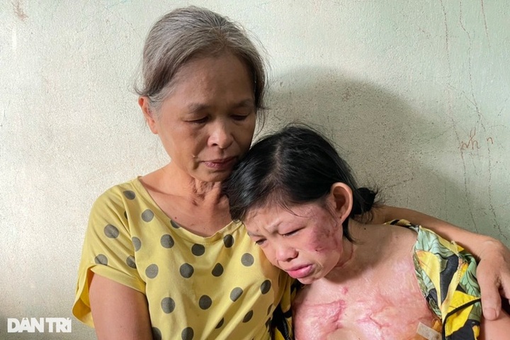 Dantri readers support poor widow and sick daughter - 2