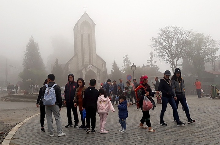Sapa sees tourist surge on Tet - 1