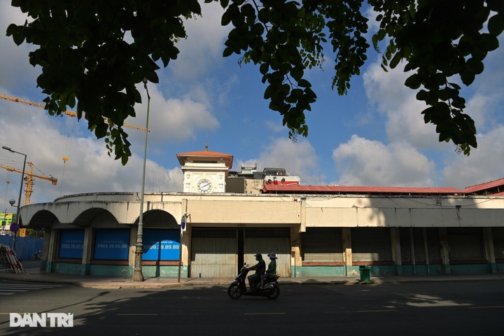 HCM City streets fall silent during social distancing - 8