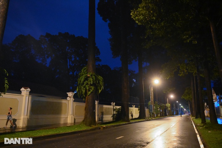 HCM City streets fall silent during social distancing - 15