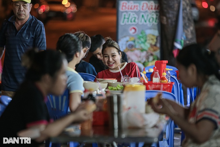 HCM City's bustling nightlife - 10