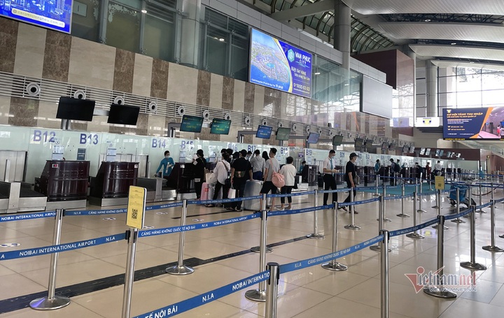 Noi Bai airport deserted amid new Covid-19 spread - 1