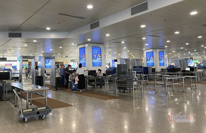 Noi Bai airport deserted amid new Covid-19 spread - 2