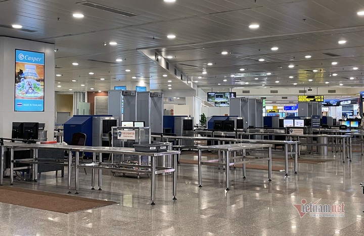 Noi Bai airport deserted amid new Covid-19 spread - 3