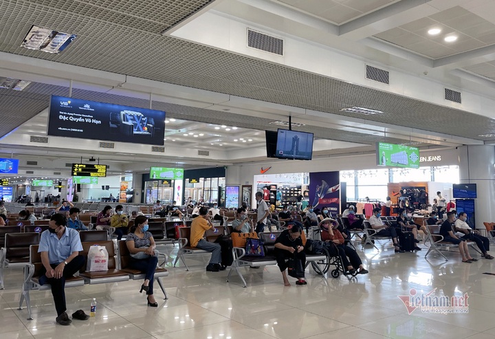Noi Bai airport deserted amid new Covid-19 spread - 4