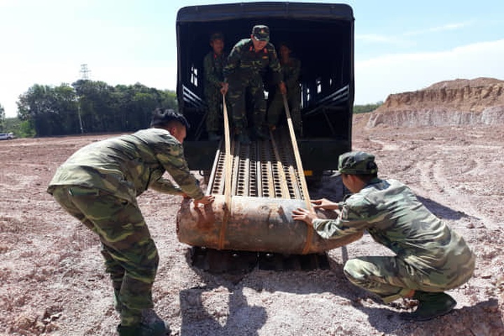 Large bombs found in Quang Tri, Binh Duong provinces - 2