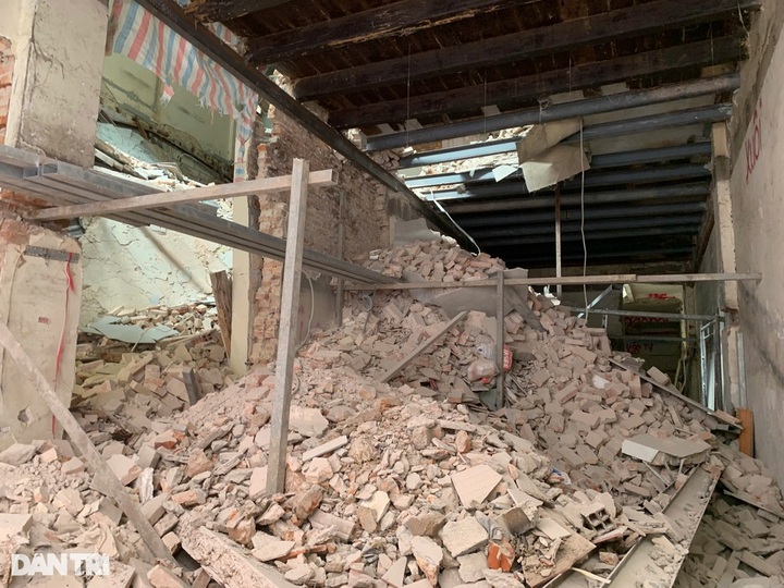 HCM City building collapses, injuring one worker - 1