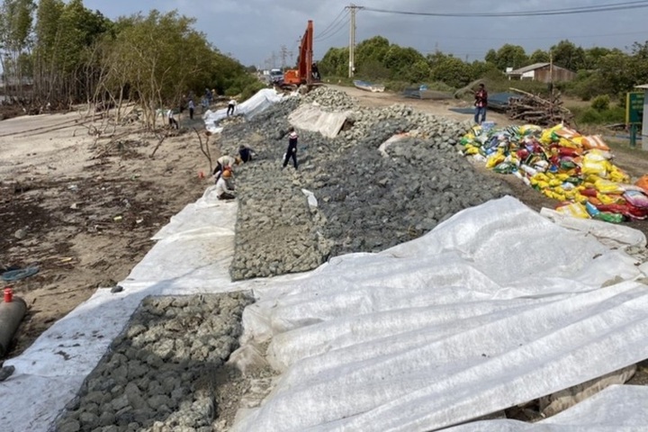 Bac Lieu sea dyke damaged - 2